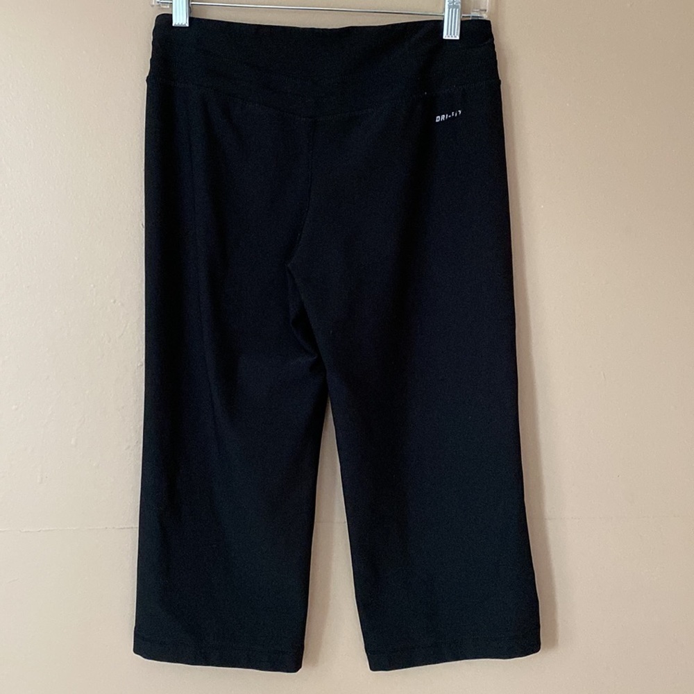 Nike capris. Inseam approximately 18/19”. Size S
C - Picture 2 of 6
